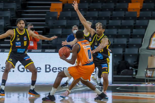 禁区前沿的 禁区前沿的